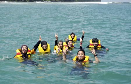 Mrs. Syahirani and Friends Snorkling time