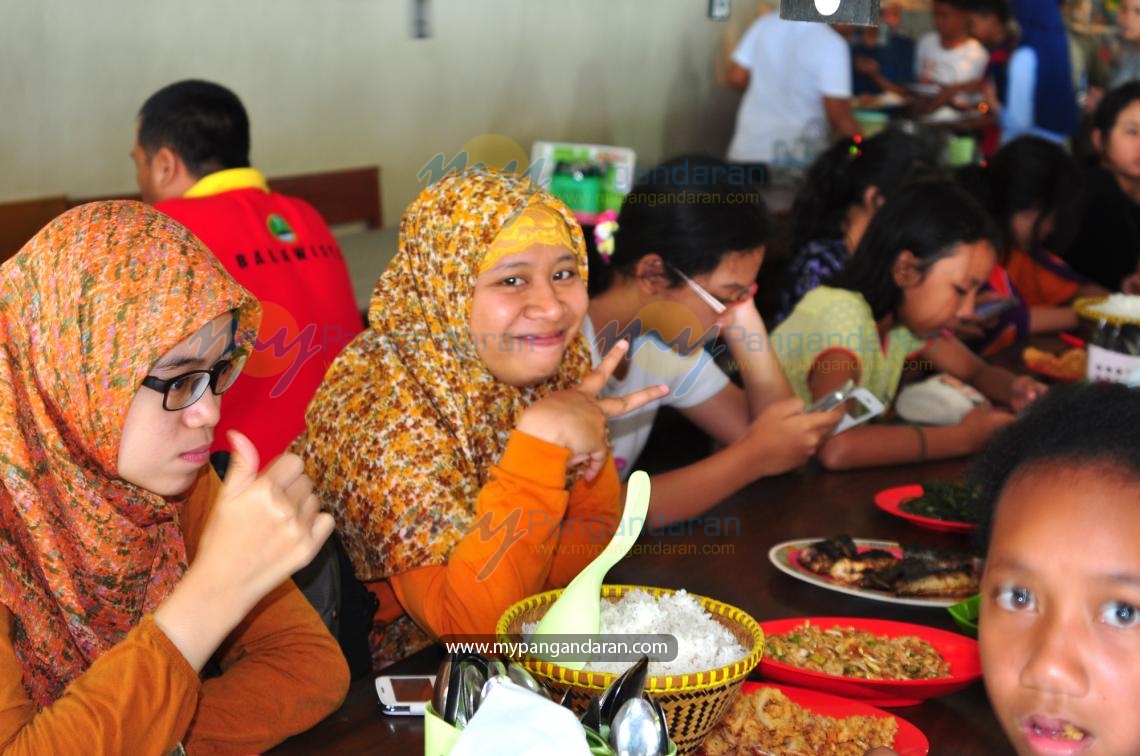 SMP Kesatuan Bangsa School Yogyakarta Lunch at Batu Karas 