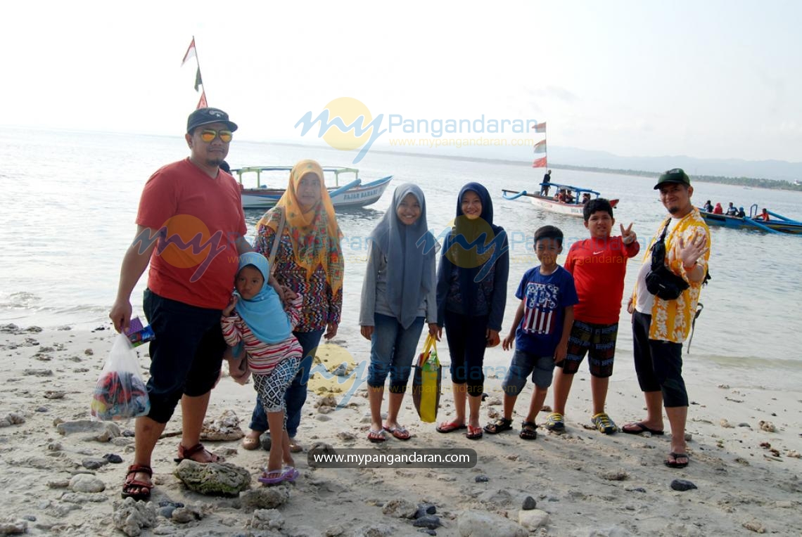 Mr. Amar Bayuadi Family di Pasir Putih