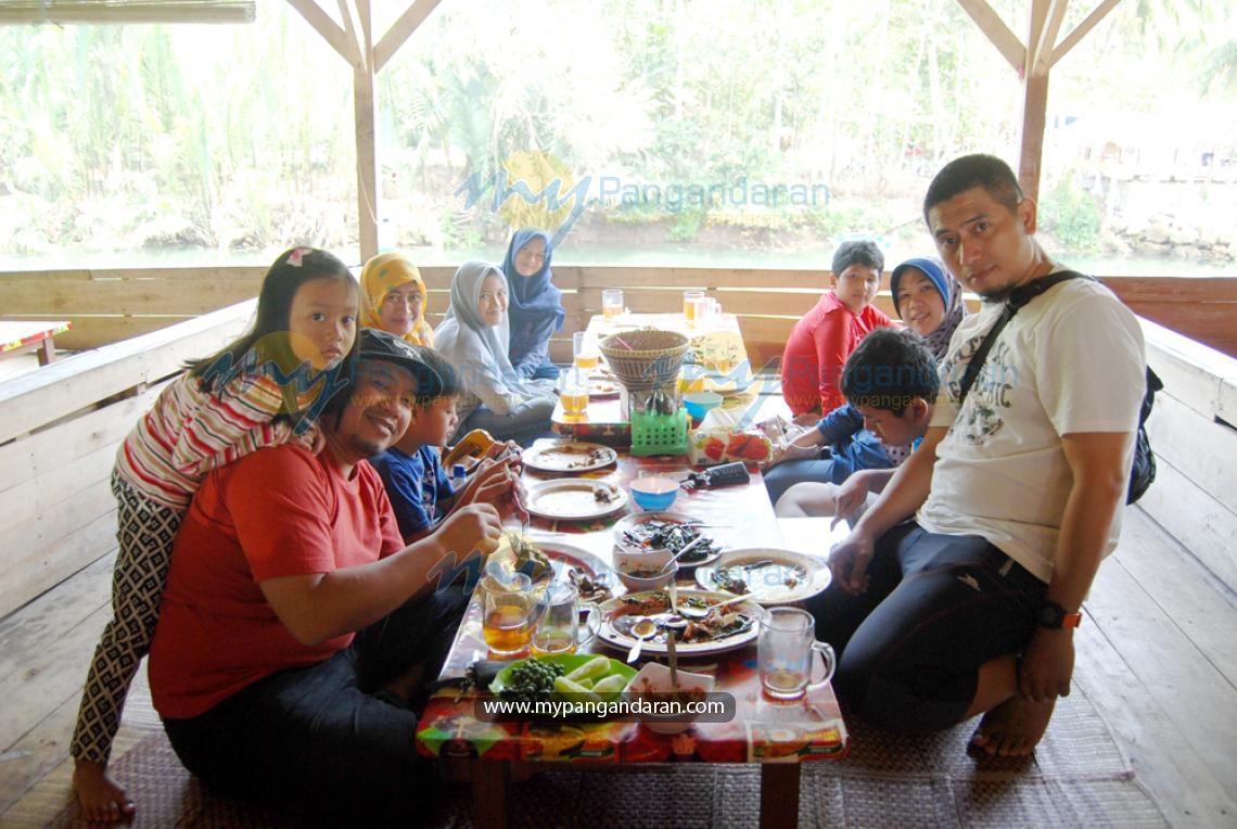 Mr. Amar Bayuadi Family lunch time