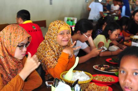SMP Kesatuan Bangsa School Yogyakarta Lunch at Batu Karas 